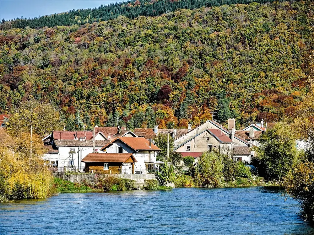 Centre de Bourguignon, vu du pont sur le Doubs