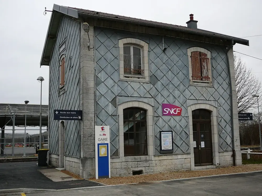 Gare de Saône vue de la cour de la gare