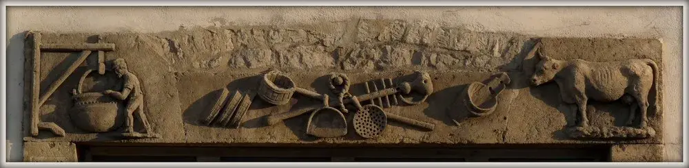 Linteau de l'ancienne fromagerie de Doubs